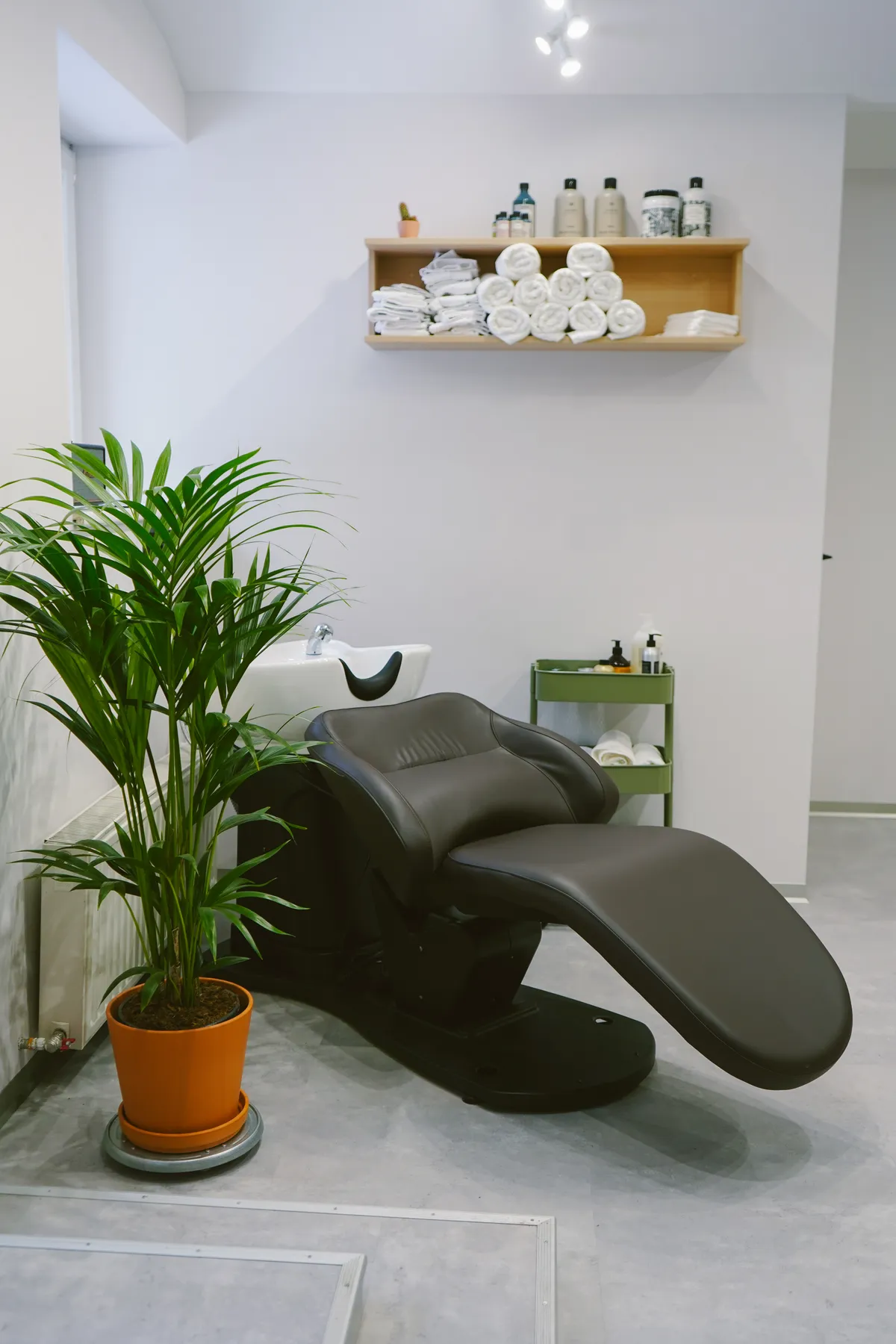 Me Cut You barbershopa interjers Rīgā – moderns un stilīgs matu mazgāšanas un kopšanas stūrītis ar premium friziera krēslu, augstas kvalitātes matu kopšanas līdzekļiem un elegantu dizainu. Relaksējoša atmosfēra profesionālai vīriešu kopšanai.