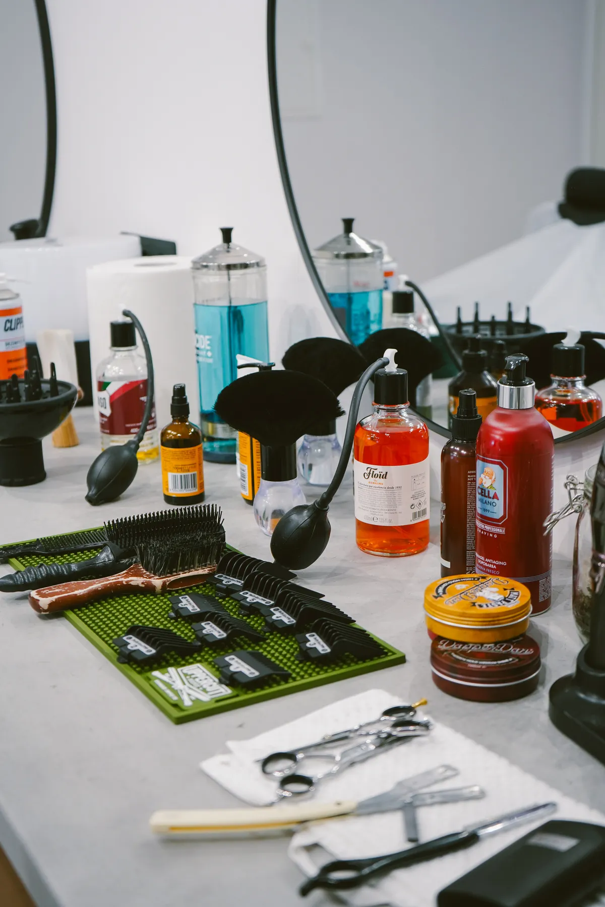 Me Cut You barbershopa darba stacija ar augstas kvalitātes friziera instrumentiem un premium stilizācijas līdzekļiem. Precīzas matu mašīnas, šķēres, toniki un pomādes – viss nepieciešamais izcilam vīriešu kopšanas servisam Rīgā.